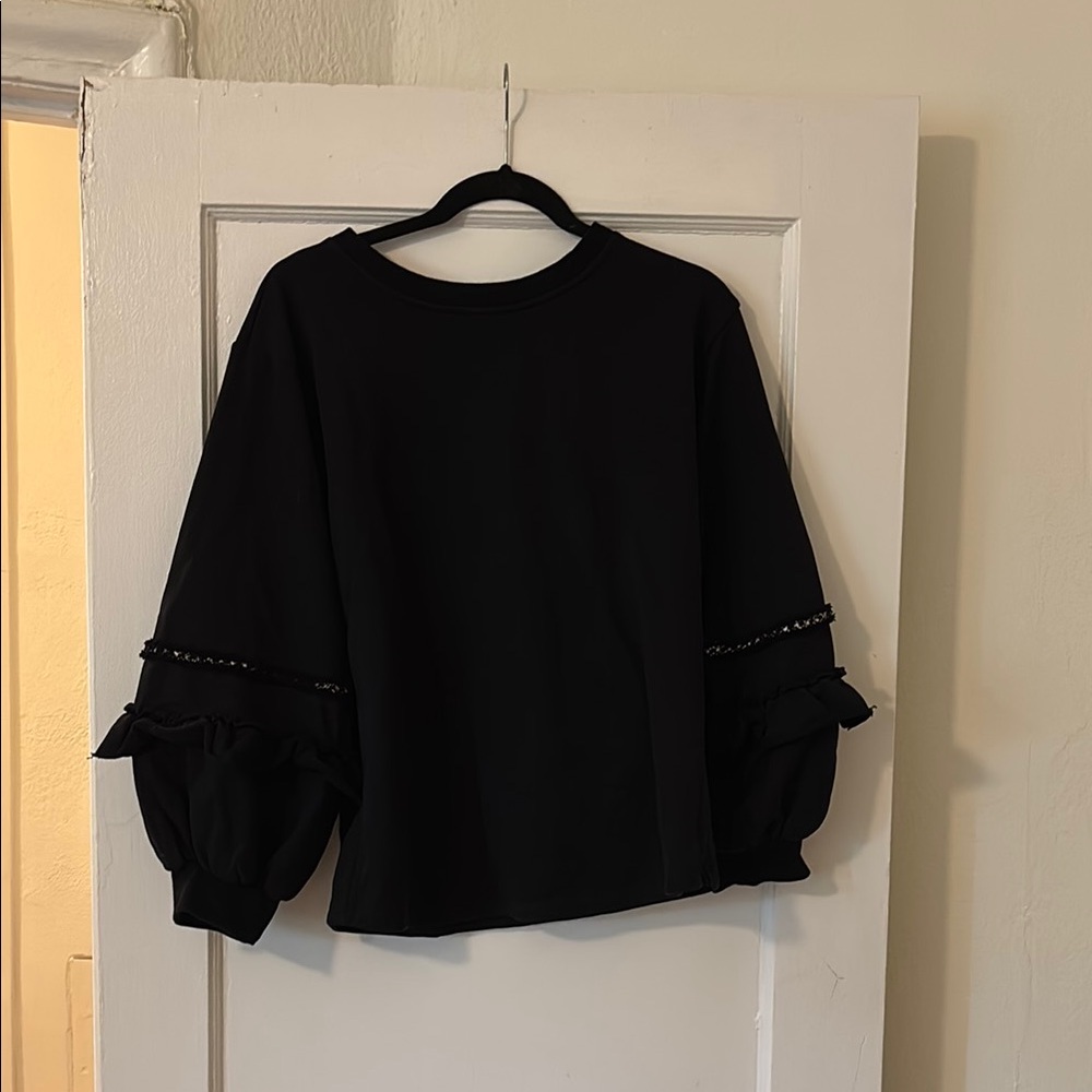 Sweatshirt with big sleeves and embroidery detail